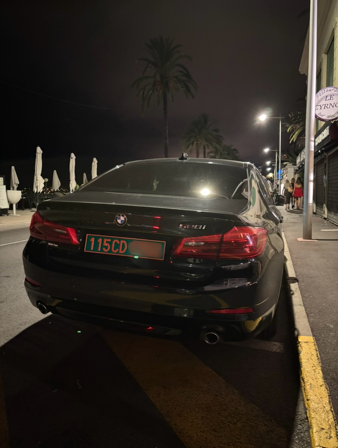 Plaque diplomatique 115 CD sur BMW - Exemple nocturne système traditionnel