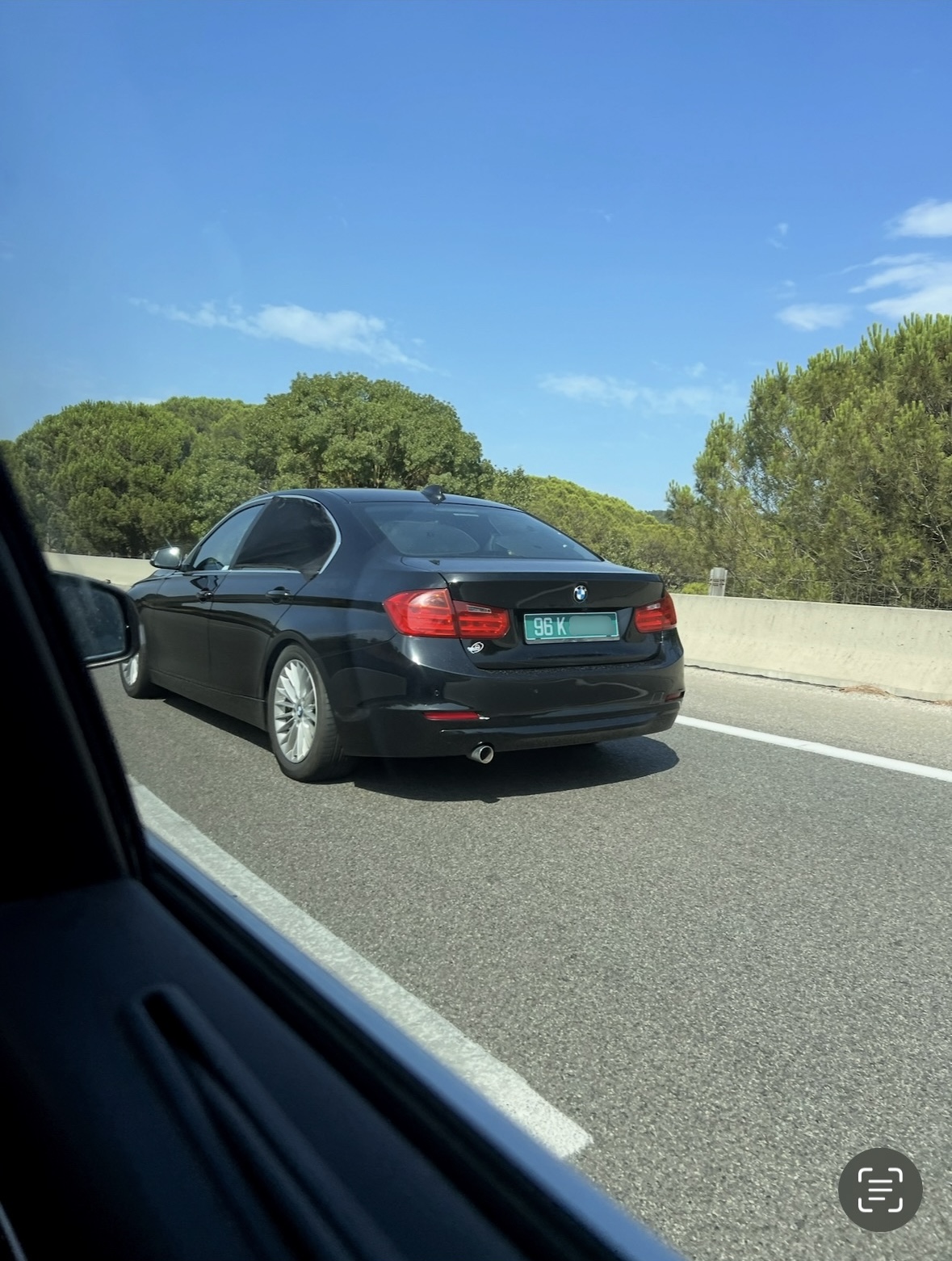 Plaque diplomatique 96 X sur BMW - Exemple personnel administratif