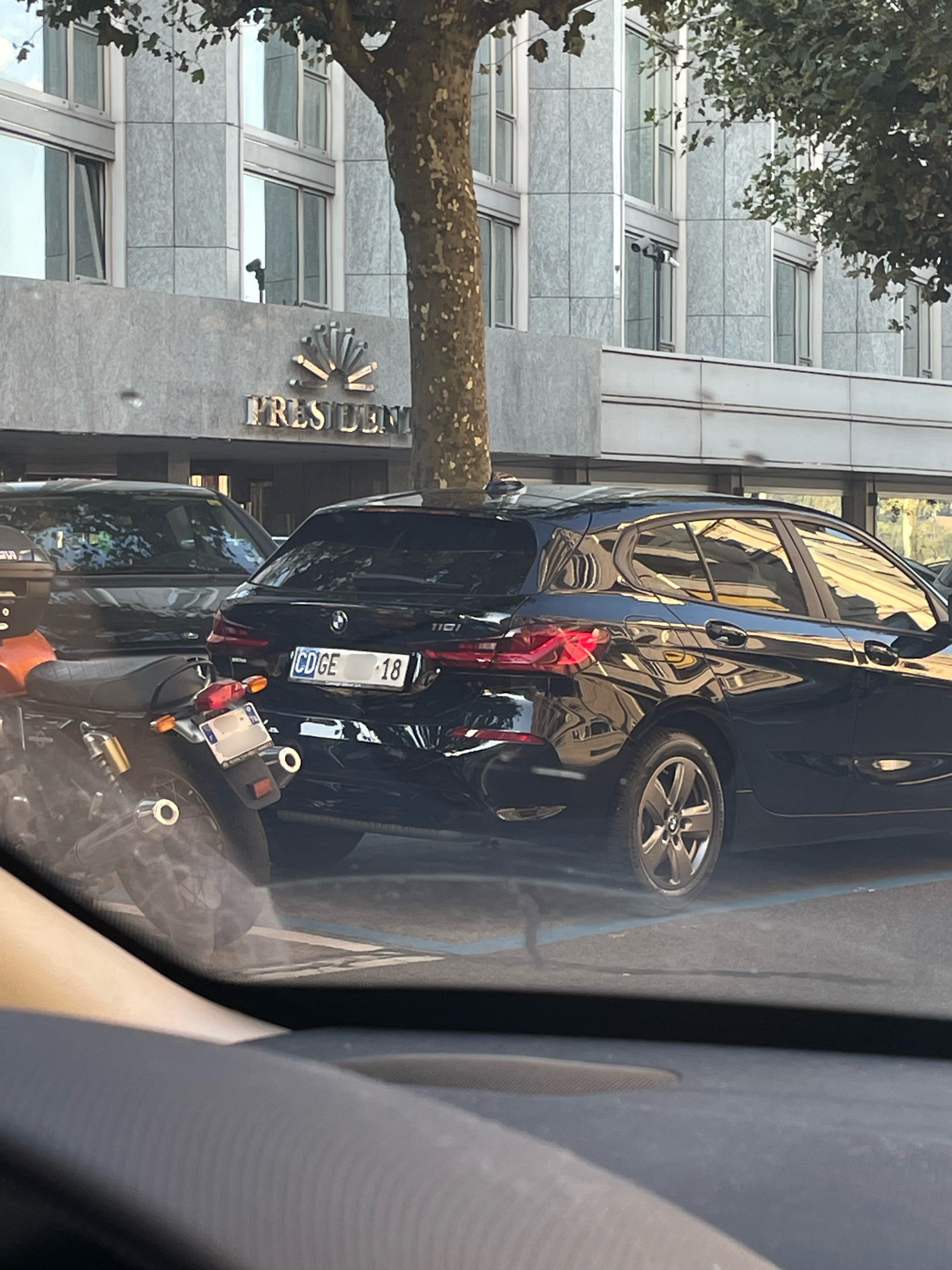 Plaque diplomatique suisse CD GE 18 sur BMW - Comparaison avec système français